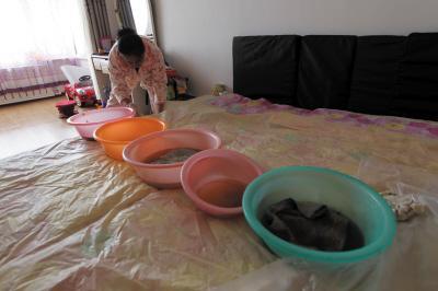 大石桥楼上漏水，住户失联，小区没物管，业主维权难！律师来支招……